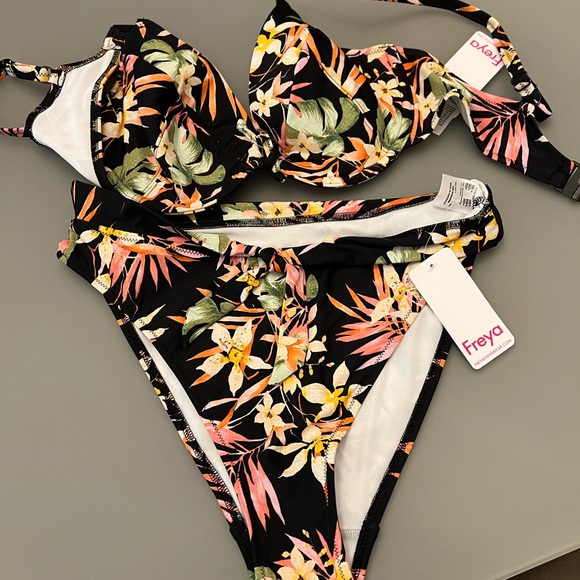 Bikini - Picture 3 of 5